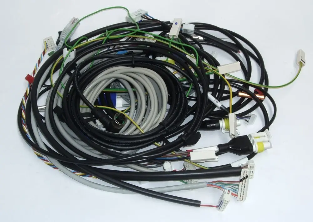 Kabelsatz mit mehreren Kabeln und Steckverbindern, geeignet für die DAIKIN Altherma 3 R ECH2O. Kabel sind in unterschiedlichen Farben und Längen angeordnet.